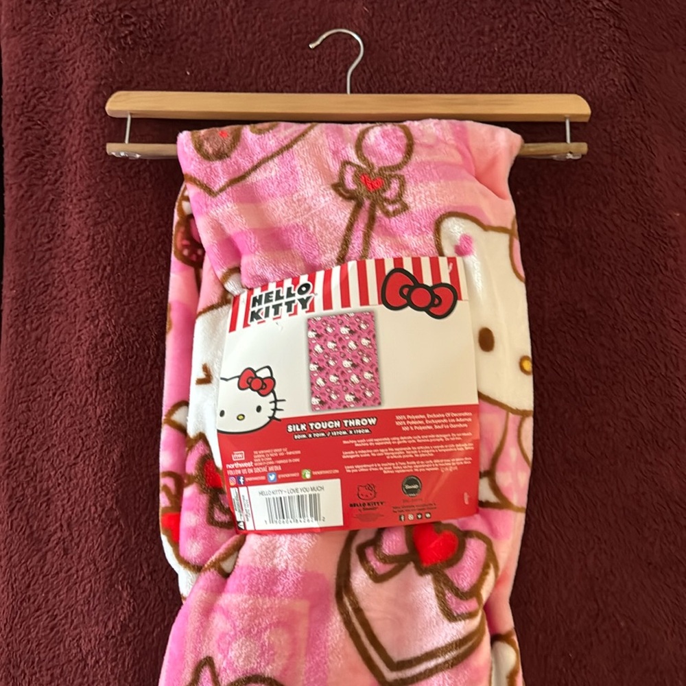 Hello Kitty-LOVE YOU MUCH sill touch throw